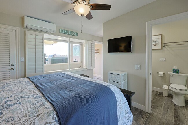 Building Photo - Spectacular 2 Bd/2Ba Glorietta Bay Condo.