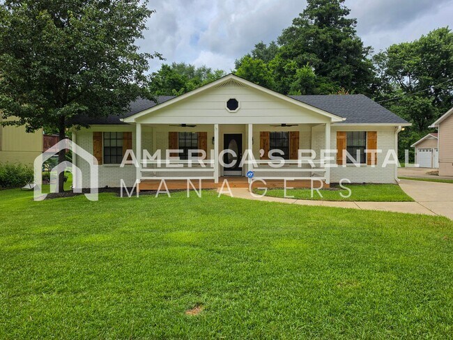 Building Photo - Newly Renovated and Ready for Move In!
