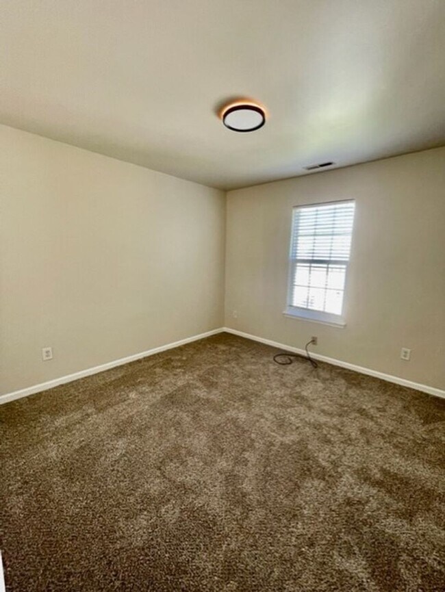 Building Photo - Must see this 4 bedroom 2.5 bath townhouse...