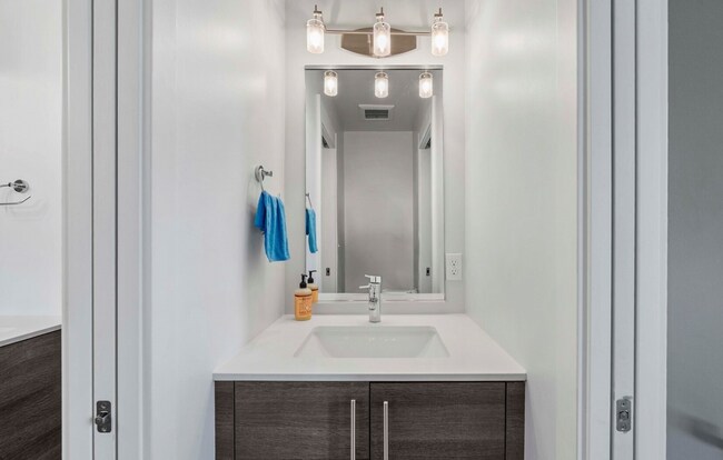 Building Photo - Three-Bedroom Townhouse on Queen Anne!!!!