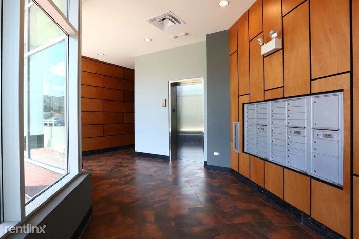 Lobby - 1624 W Division St