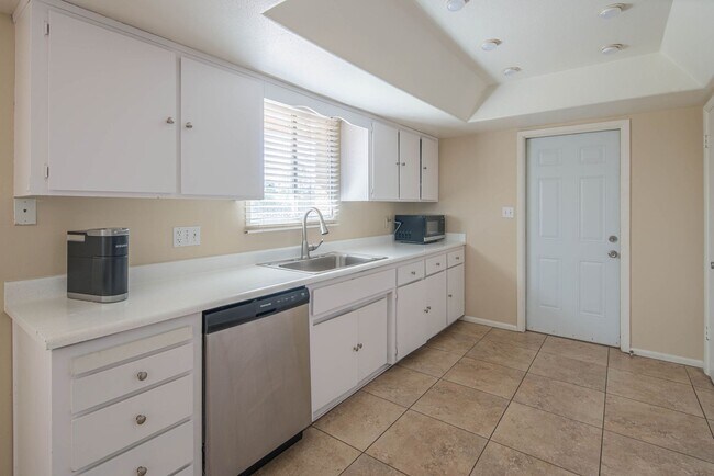 Building Photo - 1047 E Alameda Dr