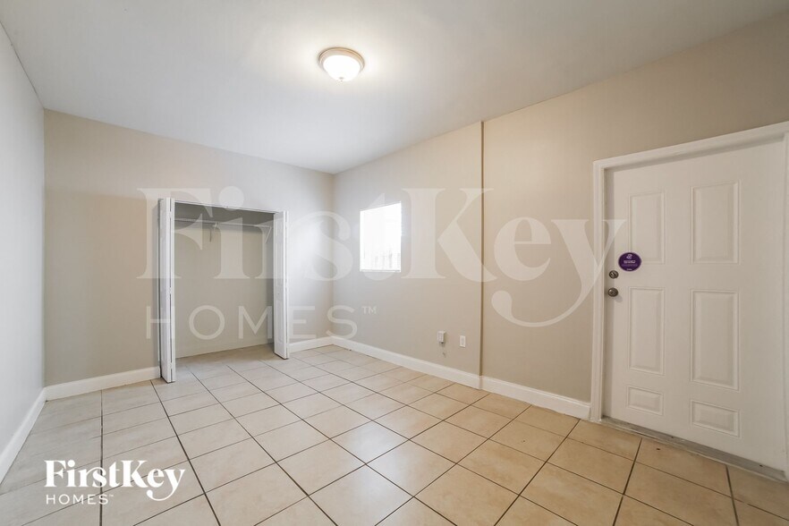 Building Photo - 2807 Utopia Dr