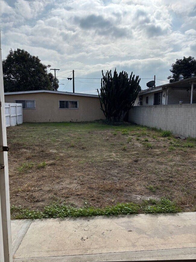 Building Photo - Spacious 3 bedroom available now!