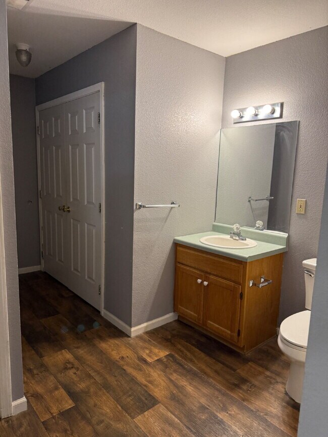 Building Photo - Ground Level 1 Bedroom Apartment in Salem!