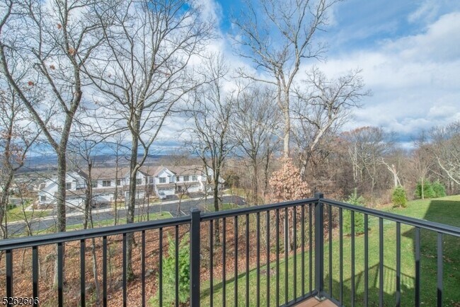 Building Photo - 5 White Aster Ct