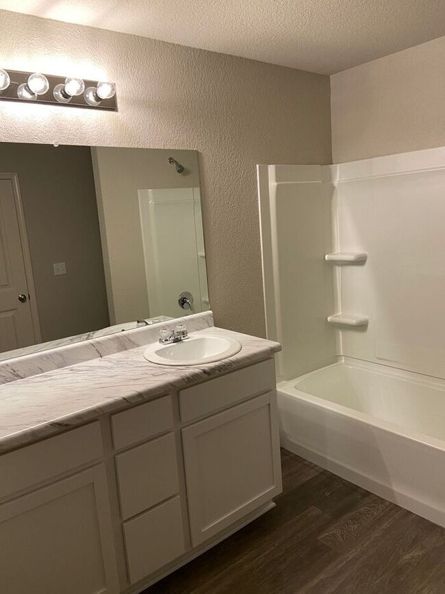 Building Photo - Discover Modern Living | Charming 3-Bedroom, 2-Bath Home in White Oak Crossing