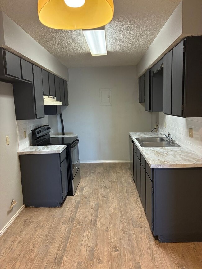 Building Photo - 8204 Vernon Ave