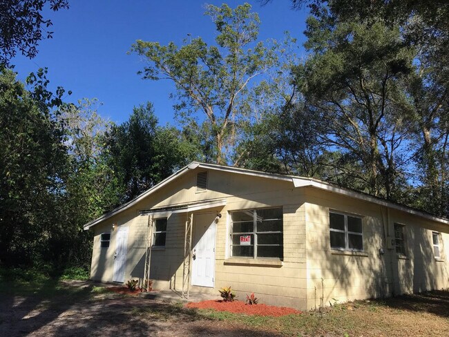 Building Photo - Quiet Dade City 3BR/1BA Block Home !
