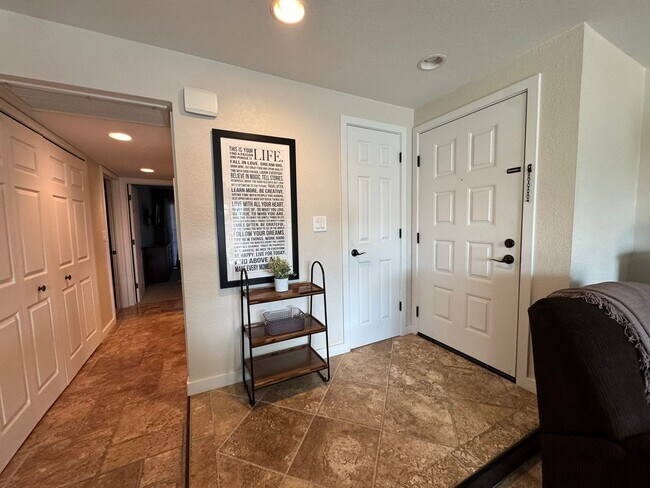 Building Photo - Riverfront 2BR Condo Great Views, Luxury Furnished incl UTILITIES