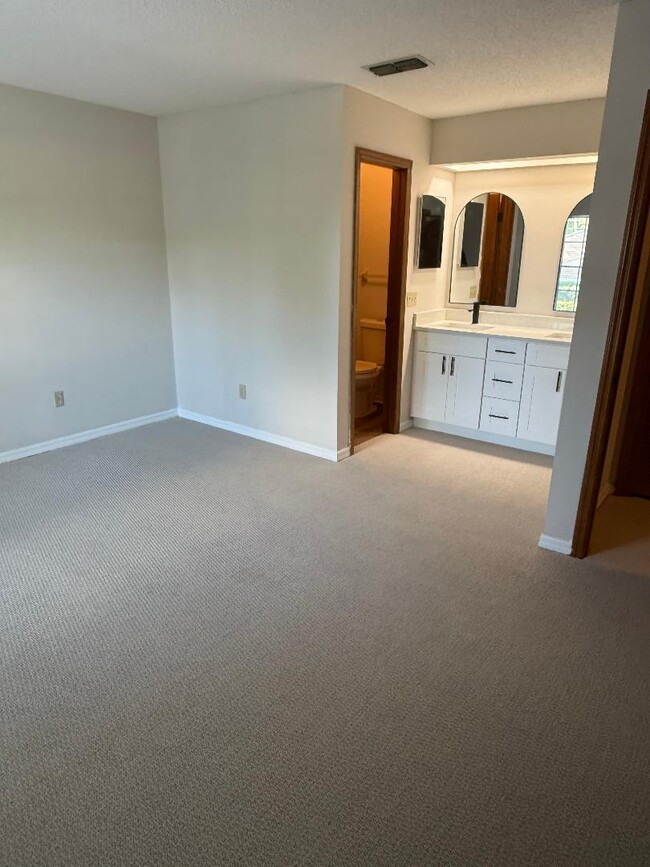 Building Photo - 13048 Village Chase Cir