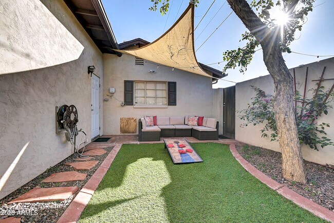 Building Photo - 1027 W 19th St