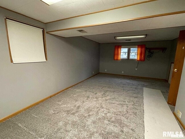 Building Photo - 2237 Waveland Dr