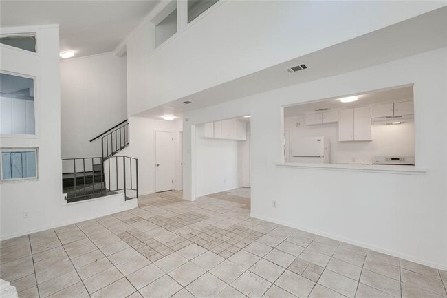 Building Photo - 1303 E St Johns Ave