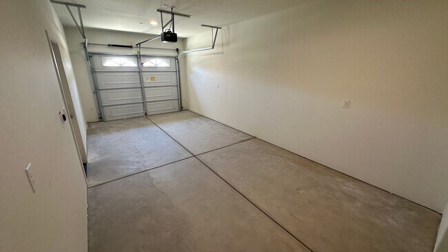 Building Photo - Coyote Run Duplexes 6000
