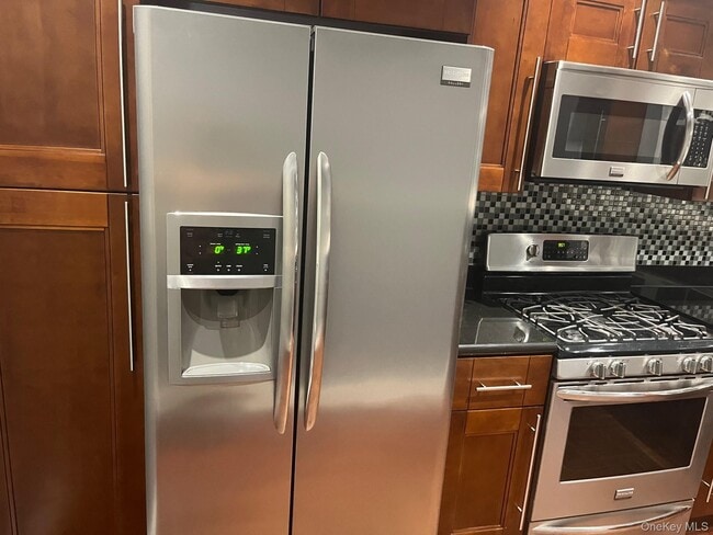 Building Photo - 1270 White Plains Rd