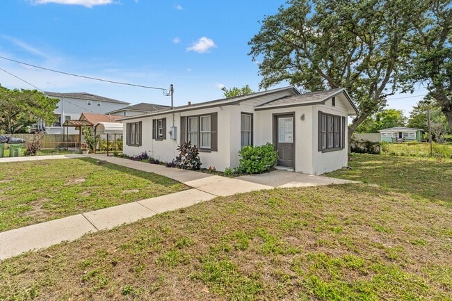 Building Photo - 2 Bed 1.5 Bath Jax Beach - Walk to the Beach- Newly remodeled