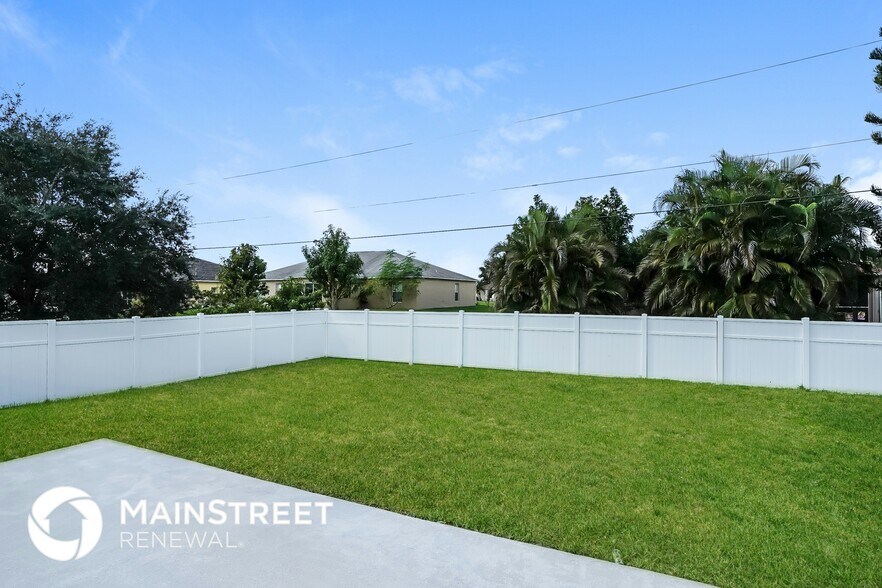 Building Photo - 815 Champion Ave