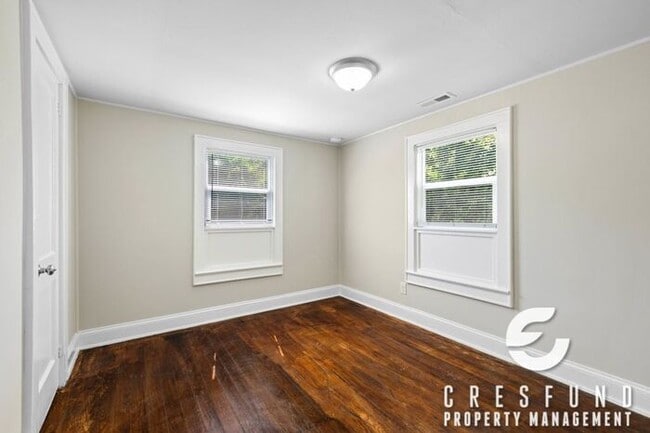 Building Photo - Bright and Cozy Cottage Style 2 Bedroom 1 ...
