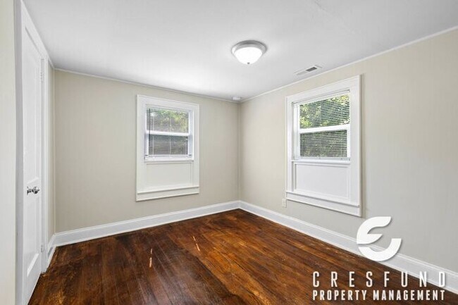 Building Photo - Bright and Cozy Cottage Style 2 Bedroom 1 Bath! Right off Ramsey Street