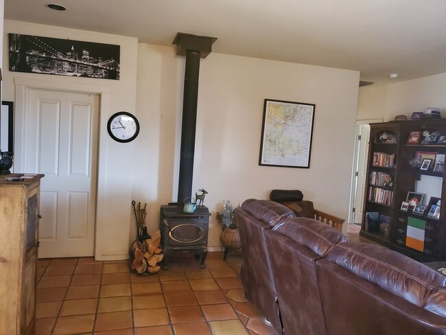 Building Photo - 2 Bedroom Single Family Home in Santa Fe