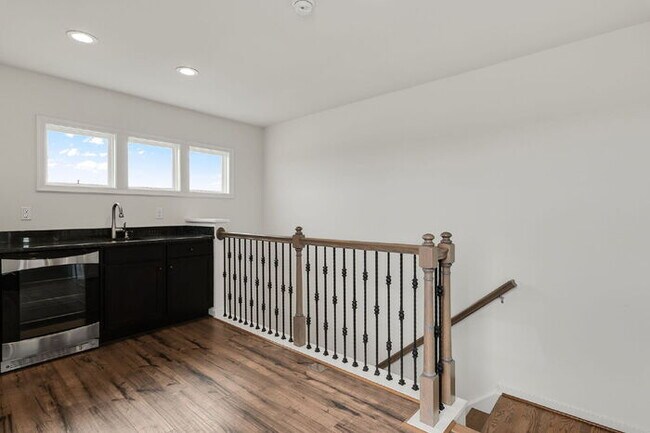Building Photo - Modern End-Unit Townhome in Rocketts Landing – Prime Richmond Location