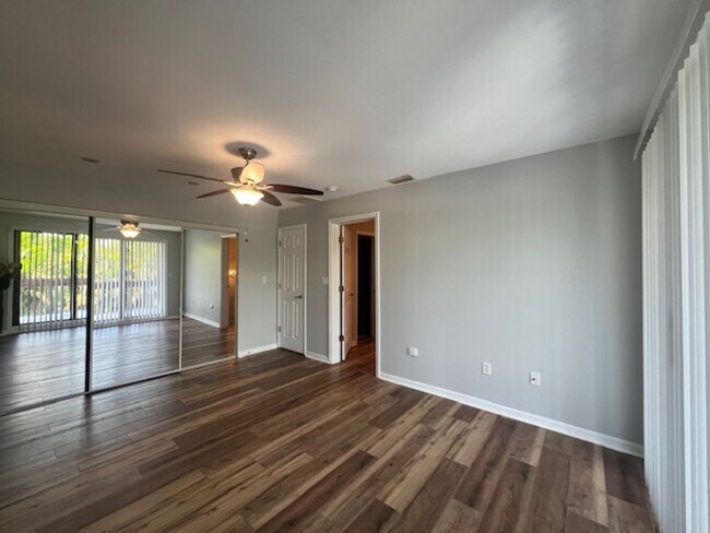 Building Photo - 2 Bedroom/2 Bathrrom Townhouse Close to Fo...
