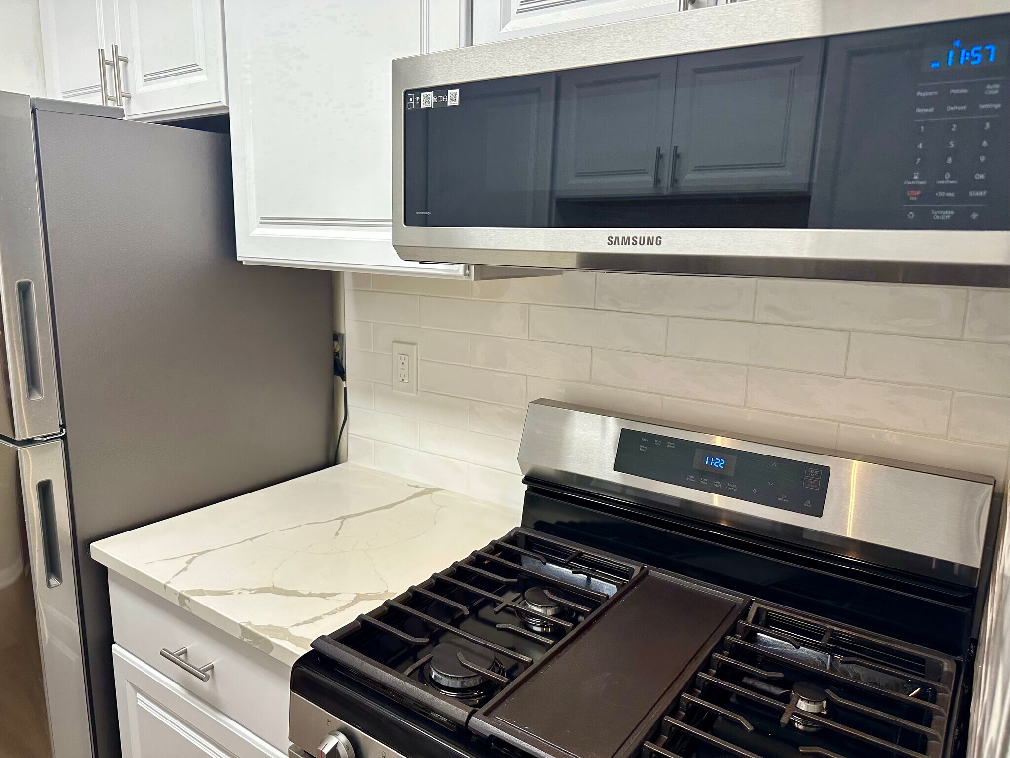 Building Photo - 3945 Lyndhurst Dr