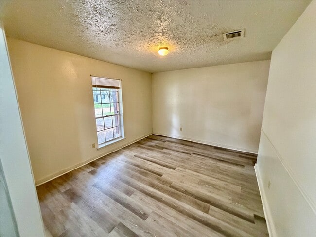 Building Photo - 5015 Glendower Dr