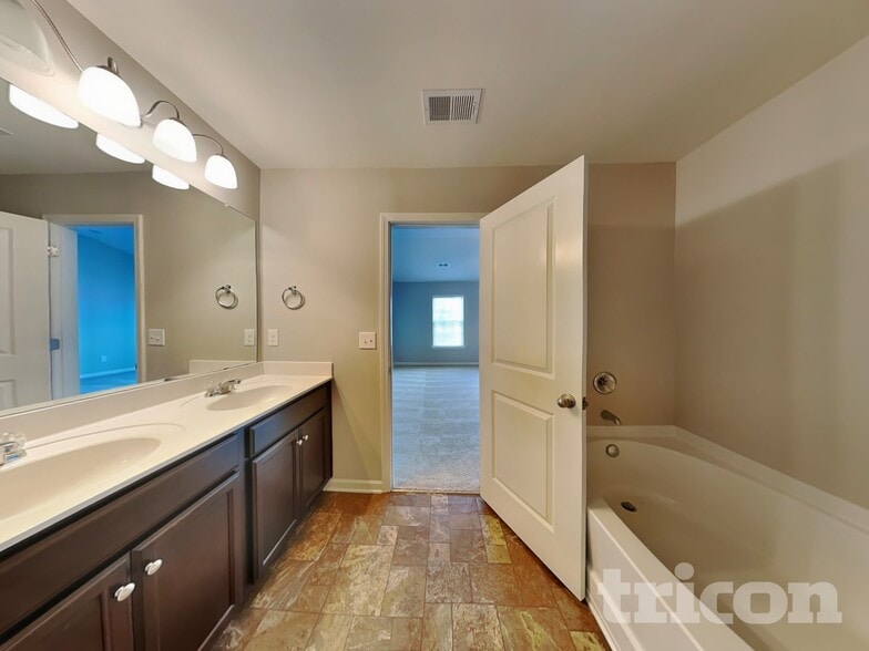 Building Photo - 452 Victory Ln