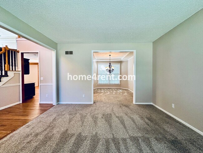 Building Photo - Beautiful, Spacious Home w/ Open Floor Pla...