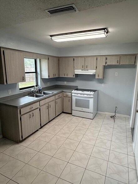 Building Photo - 11 Hemlock Circle Ter