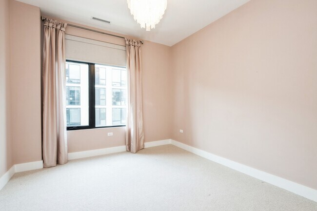 Building Photo - 1701 W Webster Ave
