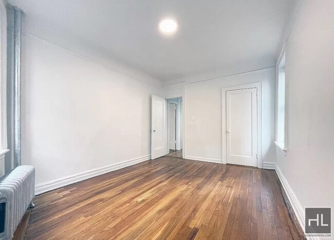 Building Photo - RIVERSIDE DRIVE / Amazing 3-Bed 1-Bath / F...