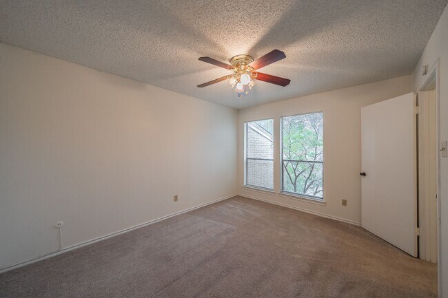 Building Photo - Amazing Townhome