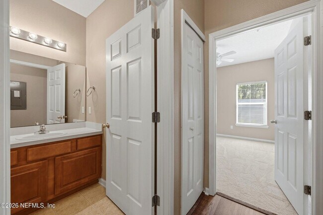 Building Photo - Ground Floor 2 bedroom 2 bathroom Condo in Gated Community with Amenities