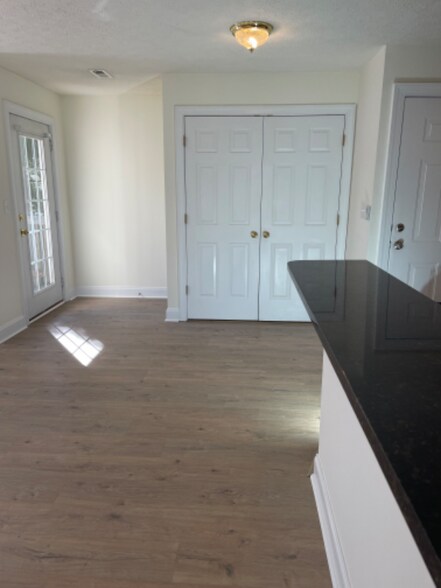 Building Photo - 1016 Hickory Dr