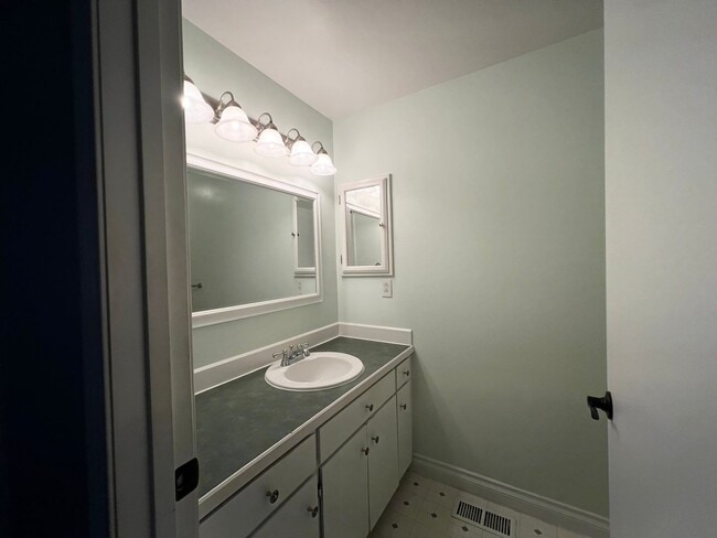 Building Photo - Charming 3-Bed, 2-Bath Retreat!