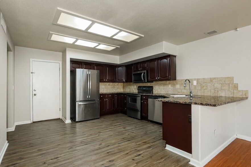 Building Photo - 3422 E Woodland Dr