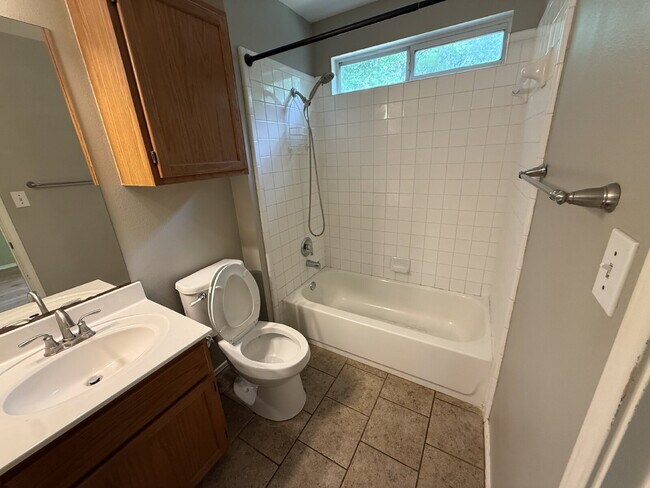 Building Photo - Well Maintained One-Story in Westchase | No Carpet + New Pergola + Prime Location