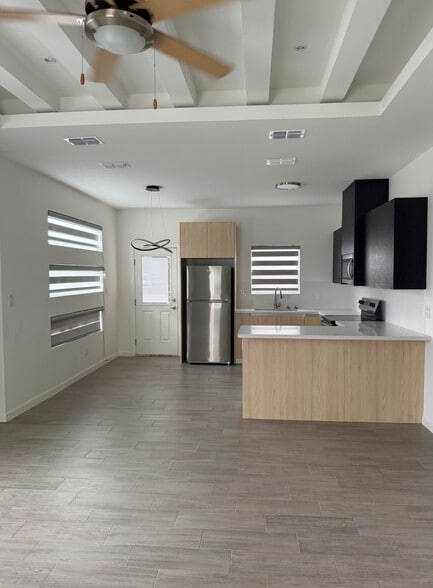 Building Photo - 220 W Campeche Ave