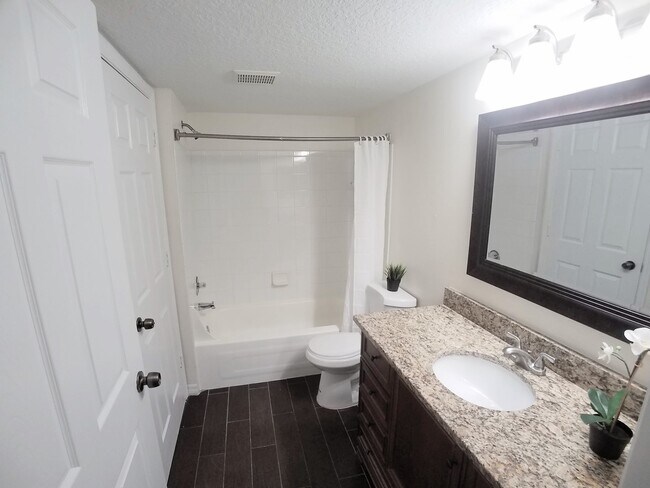Building Photo - Stunning First Floor 2/2 Lake View  Condo ...