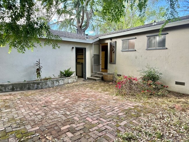 Building Photo - Los Gatos - Inviting Los Gatos Home with Classic Charm & Entertainer’s Backyard