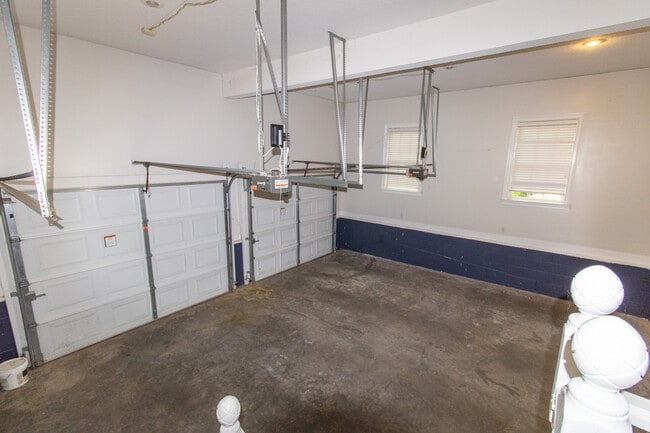 Building Photo - 906 Monarch Cir
