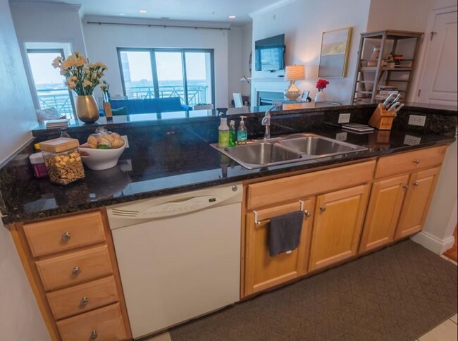 Granite kitchen with pantry - 123 College Pl