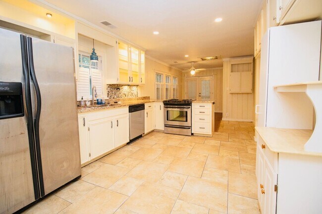 Building Photo - 3 Bedroom, 2 Bathroom in the Forest Acres Area - Available July 2026!