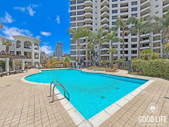 Building Photo - Sophisticated 1BD/2BA Condo in Marina District with City & Bay Views, Office & Resort-Style Ameni...