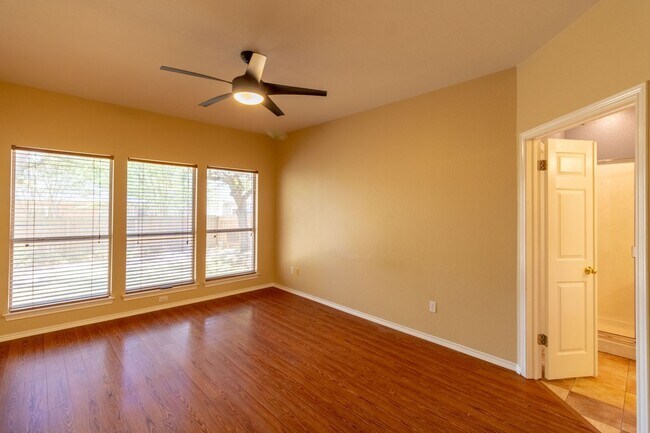 Building Photo - 4 bedroom, 2 bathroom home in South Austin!