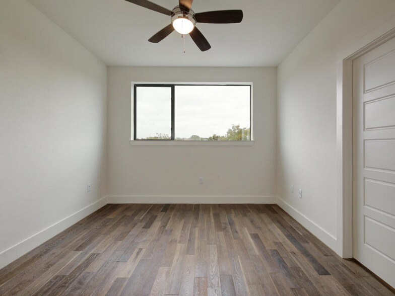 Building Photo - 1615 E 7th St