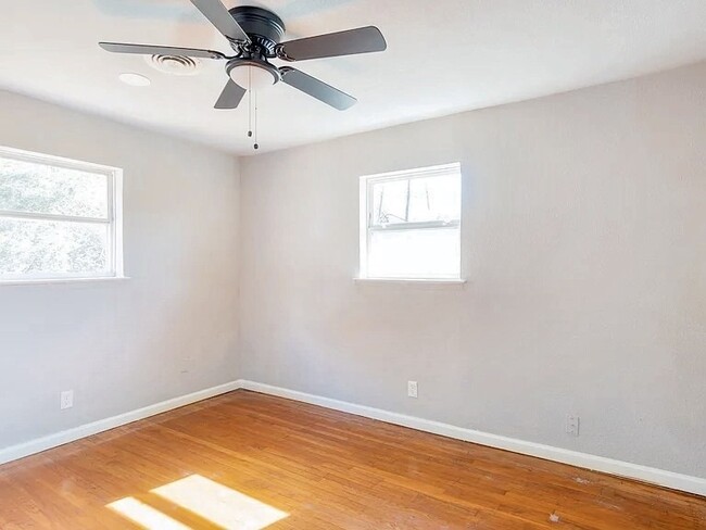 Building Photo - 4200 Kenwood Ct